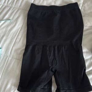 Blanqi postpartum biker shorts. Ribbed. Black.